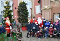 cercando di restare in posa con Babbo